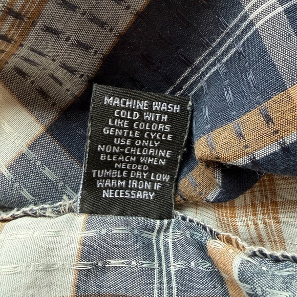 Buckle Black Men's Navy, Tan & White Plaid Button-Up Long Sleeve Shirt Small - Picture 9 of 9